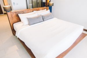 Łóżko z pojemnikami a organizacja przestrzeni w sypialni